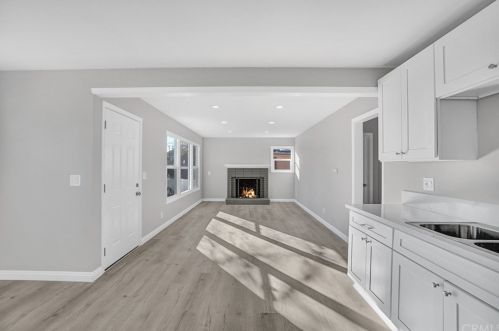 561 Royal Ave, Simi Valley CA  93065-4246 exterior