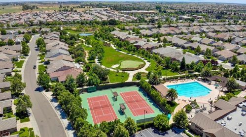 7500 Abbey Cir, Elk Grove CA  95757-5103 exterior