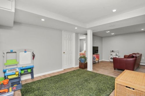 12 Cold Spg Dr, Bridgeport CT 06611-1106 exterior