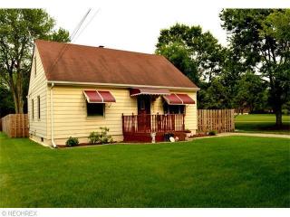 692 Rocky River Dr, Berea, OH 44017-1628