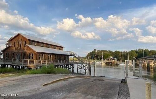 80 Gannet Pt Rd, Beaufort SC  29907-2306 exterior