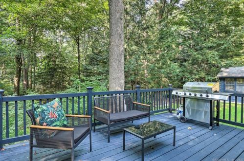 8 Tulip Tree Ln, Norwalk CT  06851-1409 exterior
