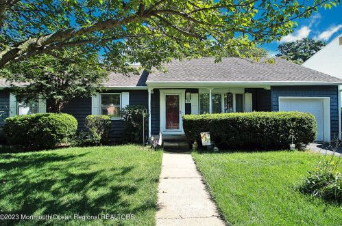 556 Susan Dr, Bricktown, NJ 08723-6455