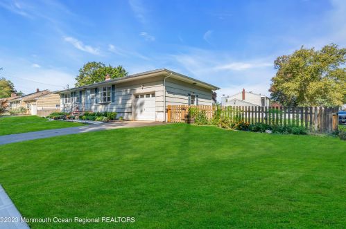 11 Crestwood Dr, East Freehold, NJ 07728-1712