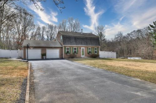 17 Hideaway Ln, North Kingstown, RI 02852-7209