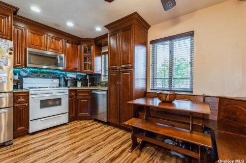 221-16 Manor Rd, Jamaica, NY 11427-2028