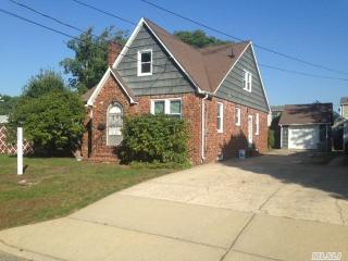 395 Marion St, Rockville Centre, NY 11572-3401
