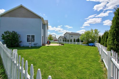 710 Willow Bend Dr, Waterford WI  53185-4281 exterior