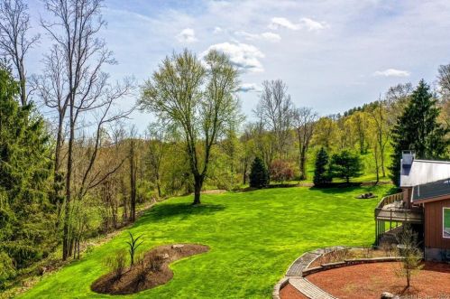 9 Stuart Dr, Bloomfield CT 06002-1524 exterior