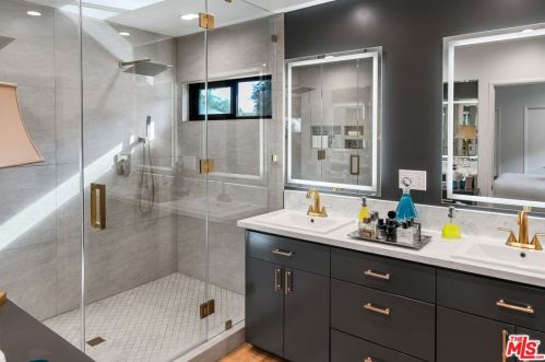 3584 Sepulveda, Van Nuys CA 91402-4305 exterior