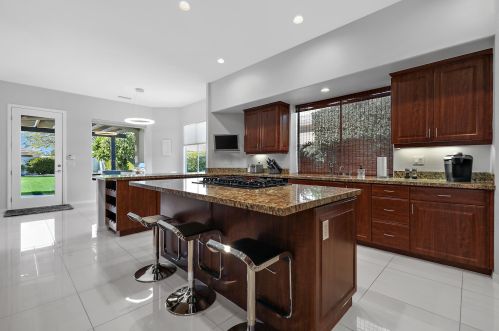 5 Curie Ct, Rancho Mirage CA  92270-2713 exterior