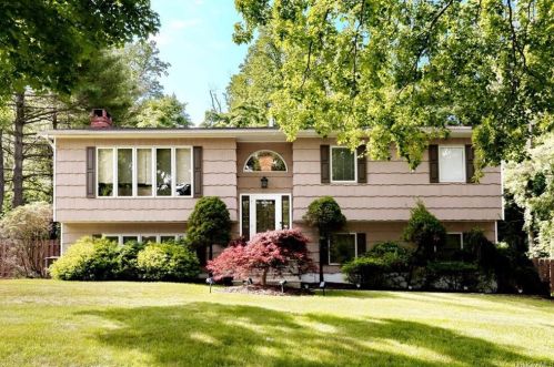 17 Annette Ln, Airmont, NY 10901-6639