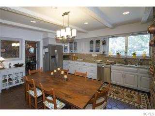 1 Taylor Ln, Harrison NY  10528-1409 exterior