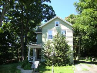 4 Golden Hill St, Bethel, CT 06801-1405