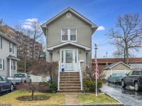 6 Grey Rock Ave, West Paterson, NJ 07424-1219