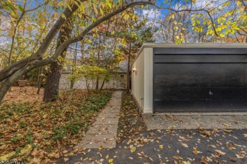 12 Robinwood Dr, West Paterson, NJ 07424-2320