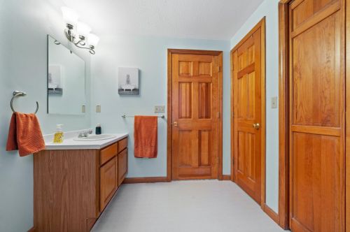 12 Ginger Dr, Goffstown NH  03045-2939 exterior