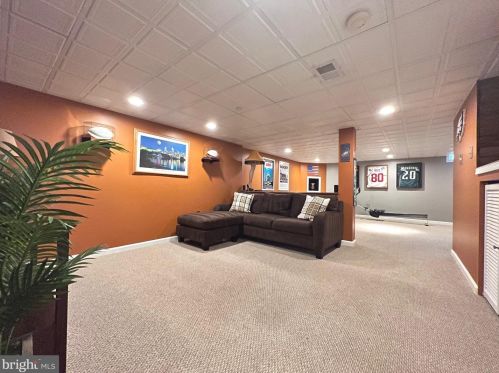 324 Glenn Rose Cir, Norristown PA 19406-1783 exterior