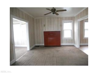 326 Blair Ave, Newport News VA  23607-6029 exterior