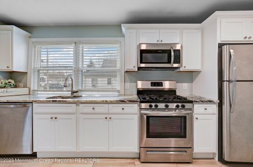 127 Cedar Ave, Middletown NJ  07748-5503 exterior