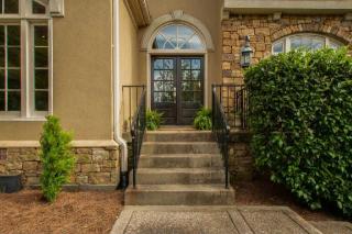 320 Ashcroft Pl, Nashville, TN 37215-1710