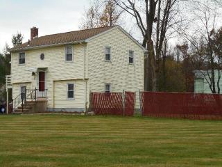 2 Sandra Dr, Bloomfield, CT 06002-2870
