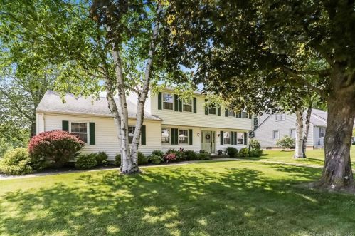 1 Scenic View Dr, Middletown, CT 06457-4920