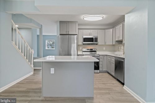 9885 Burke Pond Ct, Springfield VA  22015-2947 exterior