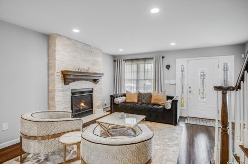 3777 Locust Ave, Seaford, NY 11783-2424