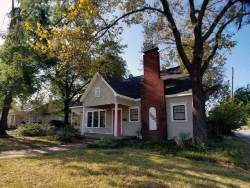 1005 Johnson St, Terrell, TX 75160-2053