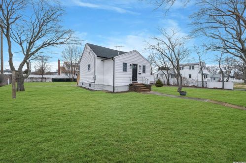 804 6th St, Babylon, NY 11704-4514