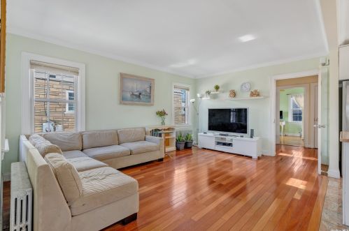 42 Stephen Ave, New Hyde Park NY  11040-3131 exterior