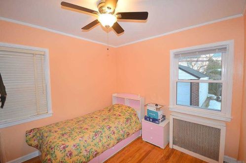 50 Aberdeen Rd, New Hyde Park NY  11040-2138 exterior