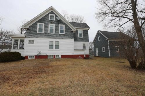 33 Railroad Ave, Rochester, NH 03839-5226