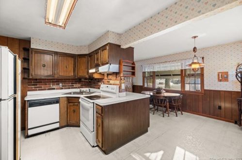 54 Greenfield Rd, Milford CT  06460-6331 exterior