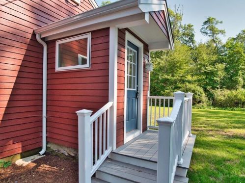 39 Cala Ave, Tiverton RI  02878-3214 exterior