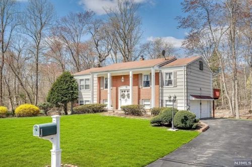 689 Glendale Rd, Franklin Lakes, NJ 07417-1703
