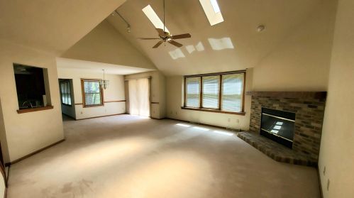 1457 Pathfinder Ln, West Bend, WI 53090-8210