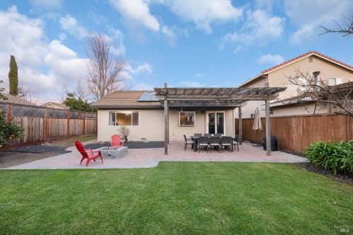 1056 Esparto Ct, Windsor CA  95492-7807 exterior
