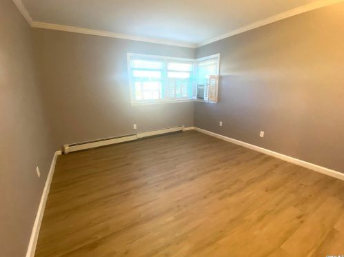 258 Steamboat Rd, Great Neck NY  11024-1634 exterior