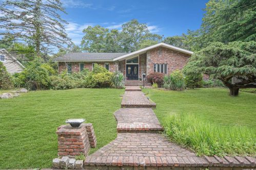 195 Franklin Rd, Oakdale, NY 11769-2243