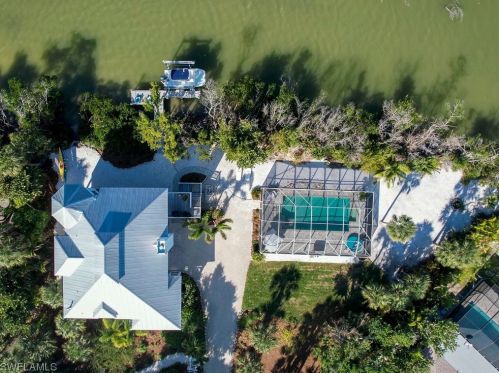 5690 Pne Tree Dr, Sanibel FL 33957-2304 exterior