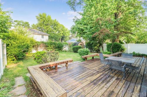 40 Carpenter Pl, Metuchen NJ  08840-2522 exterior