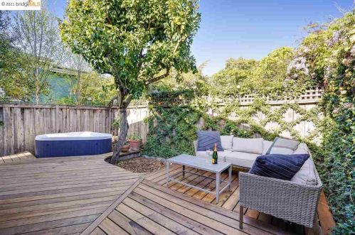 5912 Fremont St, Oakland CA 94608-2217 exterior