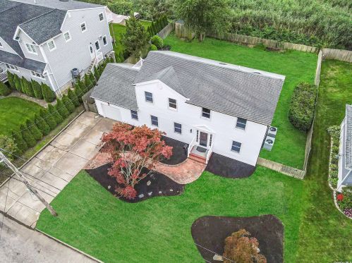14 Noble St, Blue Point, NY 11715-2005