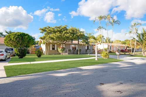 311 Elaine Cir, West Palm Beach, FL 33409-3752