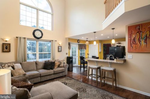 59 Greenbrook Dr, Columbus NJ  08022-2323 exterior