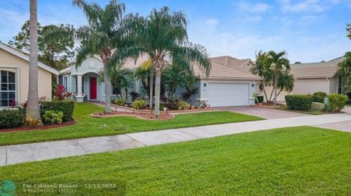 667 Lake Charles Cir, Fort Pierce, FL 34986-3428