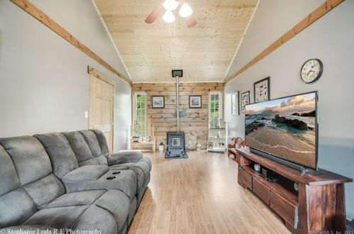 12 Reskin Dr, Wallingford CT  06492-4834 exterior