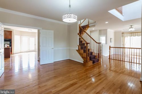 7337 Hooes Rd, Springfield VA 22152-3704 exterior